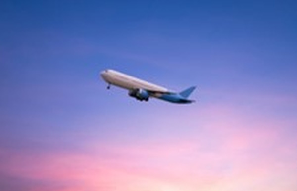 COMPANHIA AÉREA DEVE ARCAR COM PREJUÍZO DE VOO QUE ATRASOU 13 HORAS