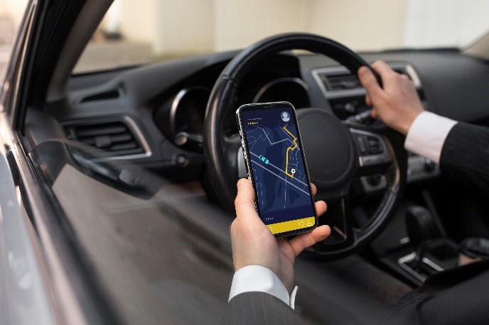 Aplicativo de transporte é condenado a indenizar cliente por uso de cartão esquecido