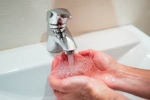 CORTE DE ÁGUA SEM AVISO DE DÉBITO ANTIGO GERA CONDENAÇÃO DE EMPRESA