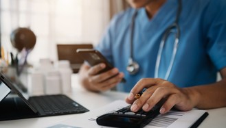 HOSPITAL QUE EXIGIU PAGAMENTO ANTES DE INTERNAÇÃO INDENIZARÁ PACIENTE